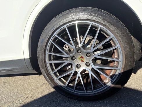 Used 2022 Porsche Cayenne Platinum Edition image 29