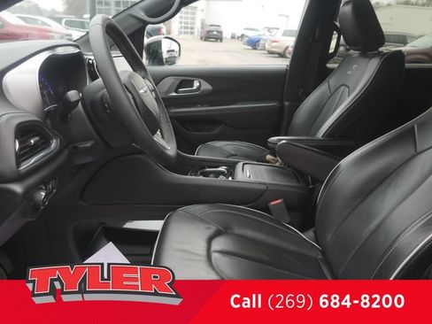 Used 2025 Chrysler Pacifica Limited FWD image 34