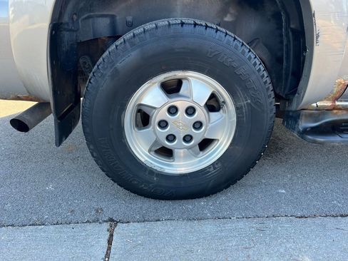 Used 2002 Chevrolet Suburban LT image 11