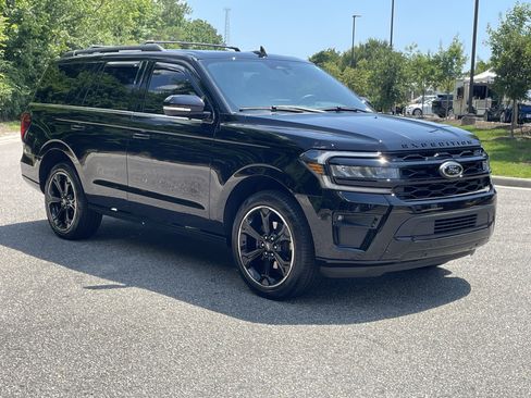 Used 2024 Ford Expedition Limited AWD/4WD image 2