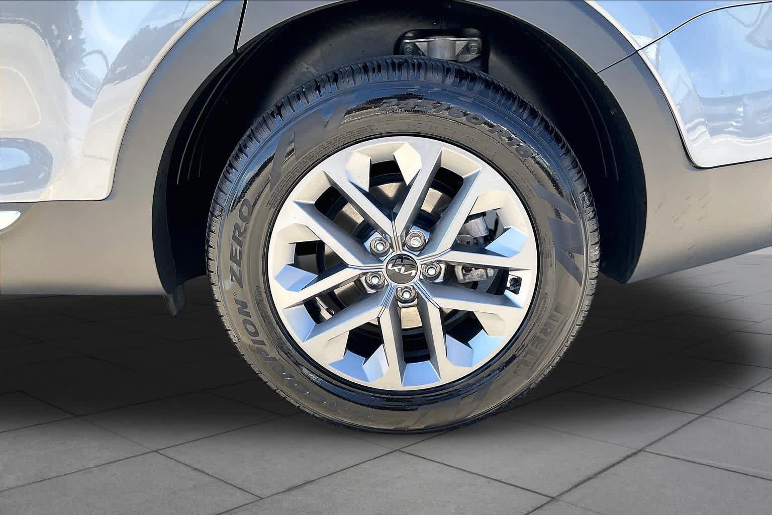Used 2025 Kia Telluride LX FWD image 10