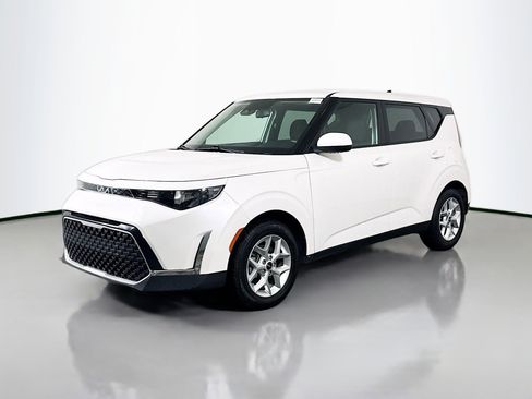 Used 2025 Kia Soul LX w/ LX Technology Package image 4
