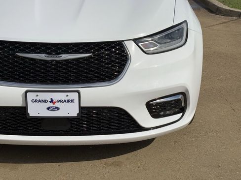 Used 2022 Chrysler Pacifica Touring-L w/ Uconnect Theater Family Group image 10