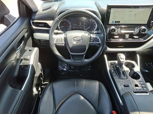Used 2023 Toyota Highlander XLE FWD image 12