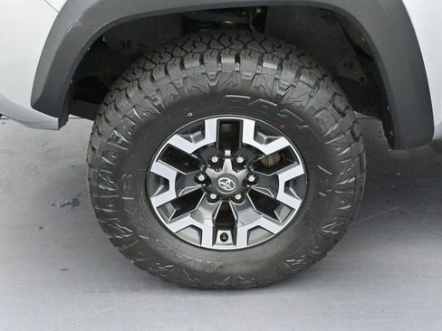 Used 2022 Toyota Tacoma TRD Off-Road w/ Technology Package AWD/4WD image 32