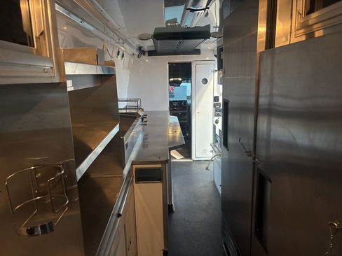 Used 2020 Mercedes-Benz Sprinter 4500 image 37