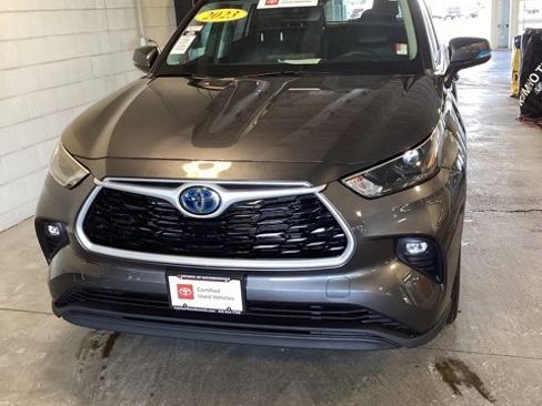 Used 2023 Toyota Highlander XLE image 3