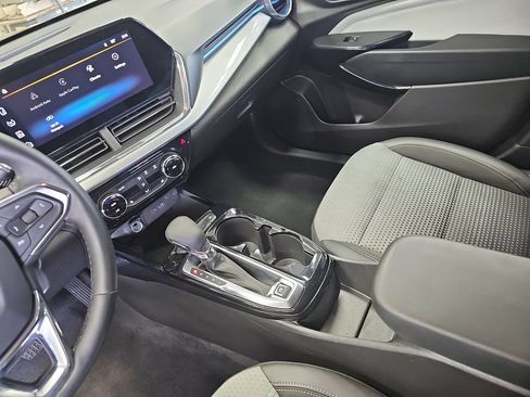 Used 2025 Chevrolet Trax LT w/ LT Convenience Package FWD image 33