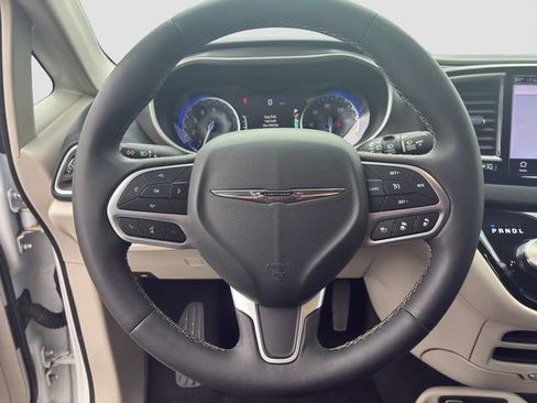 Used 2024 Chrysler Pacifica Touring-L FWD image 16