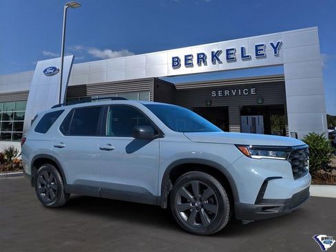 Used 2025 Honda Pilot Sport image 1