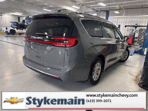 Used 2022 Chrysler Pacifica Touring-L image 15