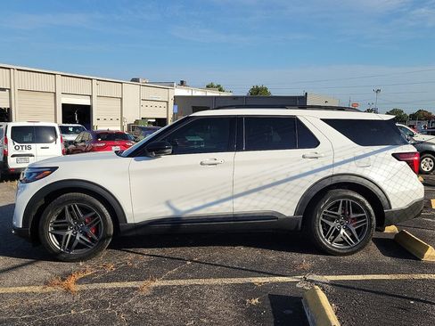 Used 2025 Ford Explorer ST AWD/4WD image 3