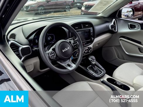 Used 2025 Kia Soul LX w/ LX Technology Package FWD image 9