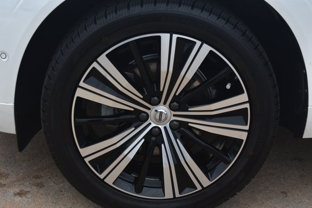 Used 2023 Volvo XC60 B5 Ultimate w/ Protection Package Premier FWD image 11