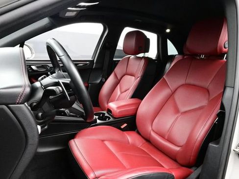 Certified 2024 Porsche Macan AWD/4WD image 5