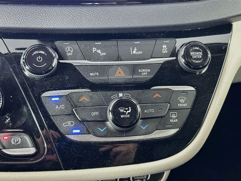 Used 2024 Chrysler Pacifica Touring-L FWD image 24