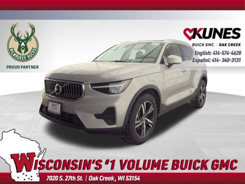 Used 2024 Volvo XC40 B5 Core image 1