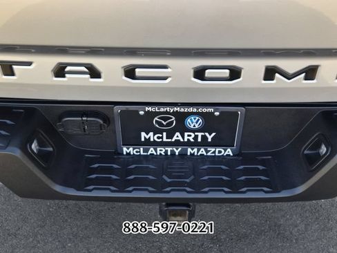 Used 2022 Toyota Tacoma TRD Off-Road AWD/4WD image 17