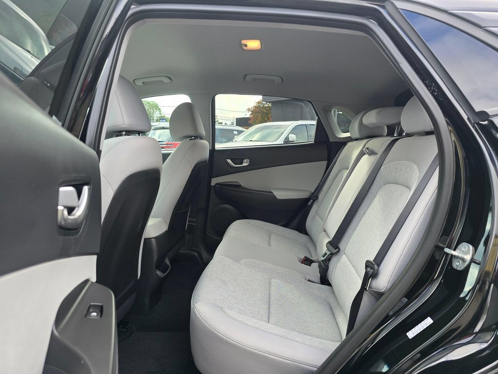 Used 2023 Hyundai Kona SE FWD image 15