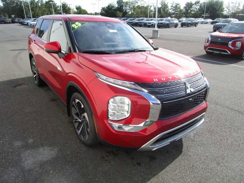 Used 2023 Mitsubishi Outlander SE image 3