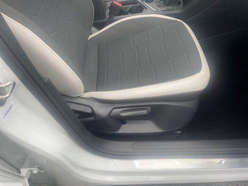 Used 2025 Volkswagen Taos SE image 27