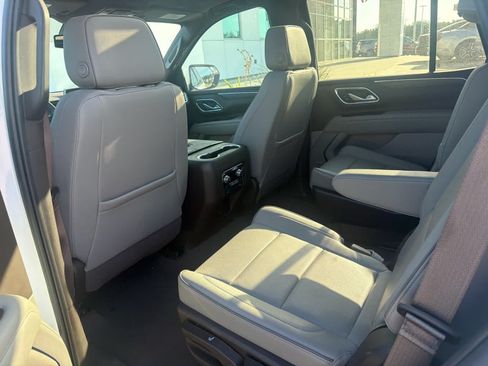 Used 2022 GMC Yukon SLT w/ SLT Premium Package AWD/4WD image 9