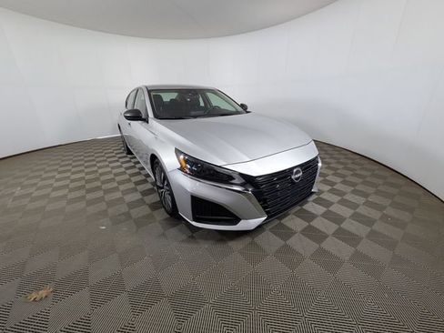 Used 2024 Nissan Altima 2.5 SV FWD image 26