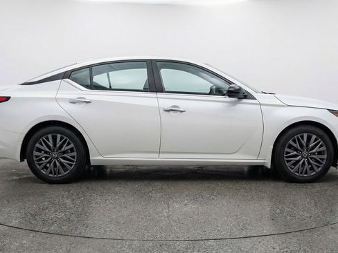 Used 2025 Nissan Altima 2.5 SV image 11
