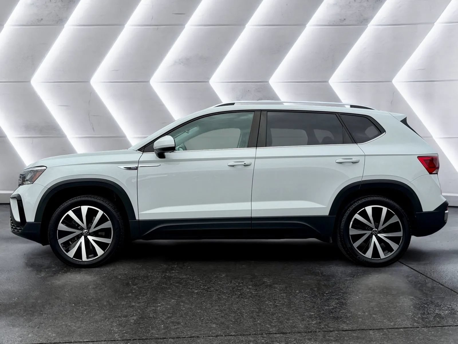 Used 2022 Volkswagen Taos SE w/ Panoramic Sunroof Package AWD/4WD image 2