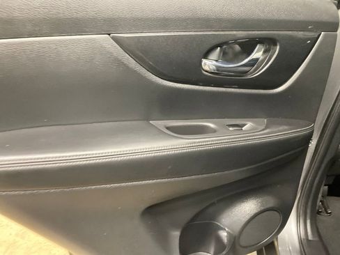 Used 2017 Nissan Rogue SV AWD/4WD image 14
