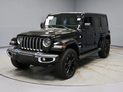 Used 2023 Jeep Wrangler Unlimited Sahara w/ Cold Weather Group AWD/4WD image 9