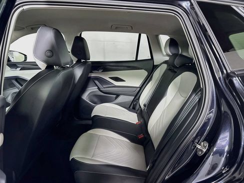 Certified 2025 Volkswagen Tiguan SE FWD image 20