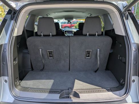 Used 2023 GMC Acadia SLE w/ Driver Convenience Package image 13