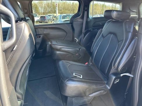 Used 2025 Chrysler Pacifica Select FWD image 16