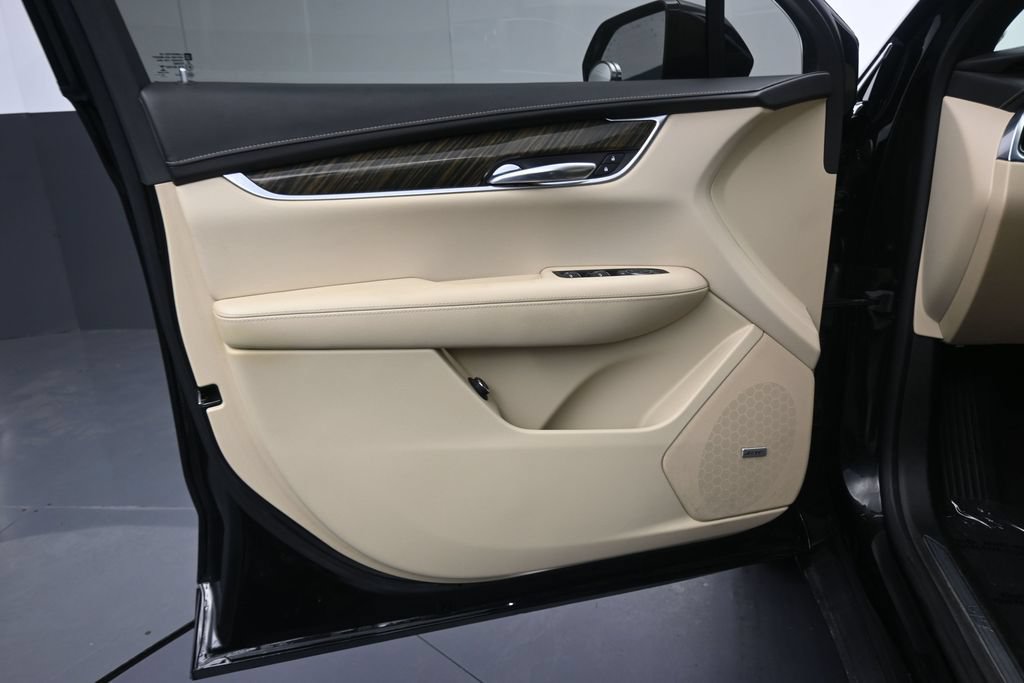 Used 2017 Cadillac XT5 FWD image 11