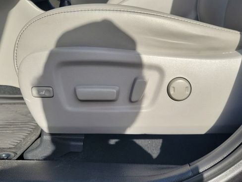 Used 2019 Toyota Highlander XLE FWD image 16