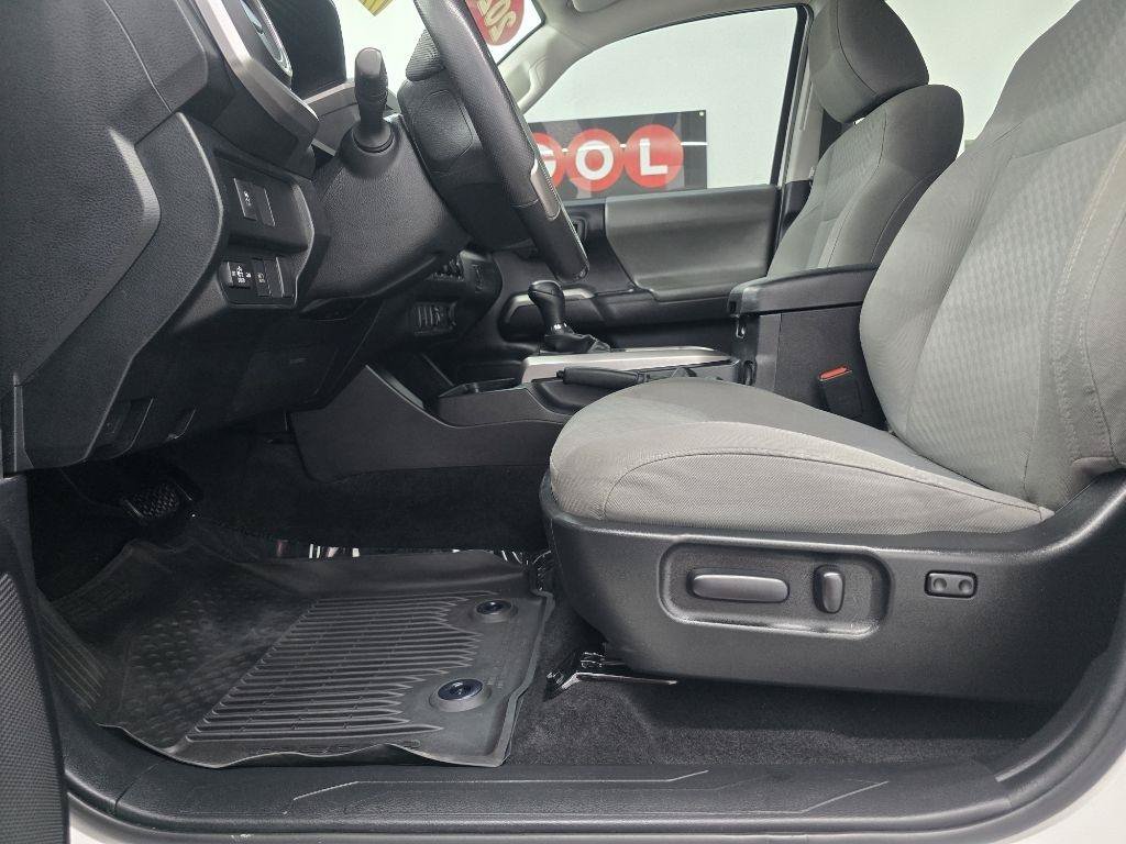 Used 2021 Toyota Tacoma SR5 AWD/4WD image 9