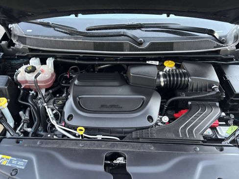 Used 2025 Chrysler Pacifica Limited FWD image 37