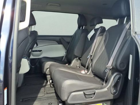 Used 2024 Kia Carnival LX FWD image 19