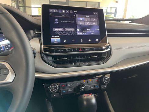 Used 2025 Jeep Compass Limited image 17