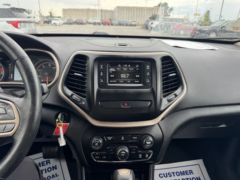 Used 2017 Jeep Cherokee Latitude w/ Cold Weather Group AWD/4WD image 23
