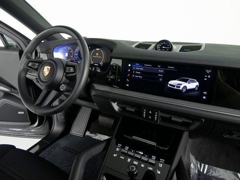 Certified 2025 Porsche Cayenne Coupe image 31
