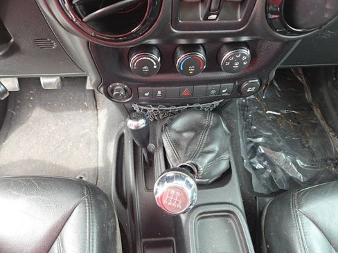 Used 2015 Jeep Wrangler Unlimited Sahara AWD/4WD image 16