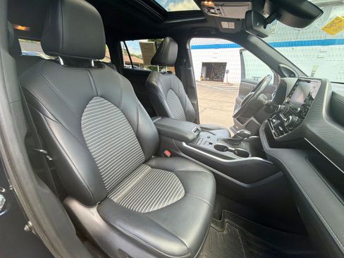 Used 2021 Toyota Highlander XSE FWD image 30