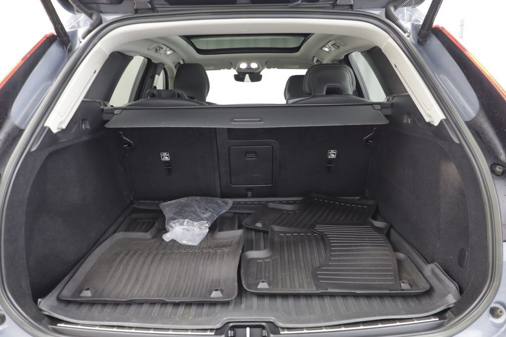 Used 2023 Volvo XC60 B5 Plus w/ Protection Package Premier AWD/4WD image 18