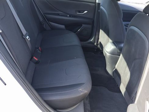 Used 2021 Hyundai Elantra SE image 17