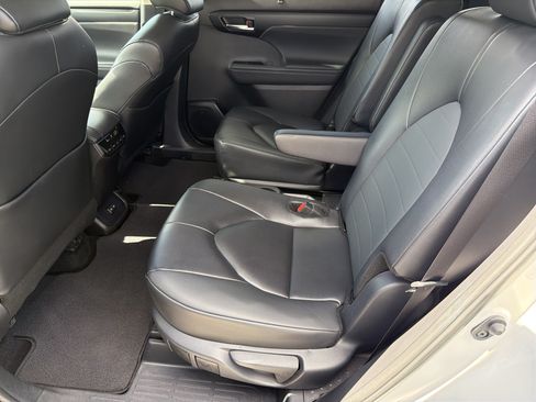 Certified 2025 Toyota Highlander XLE FWD image 33
