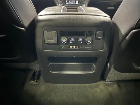 Used 2015 Chevrolet Suburban LTZ RWD image 23