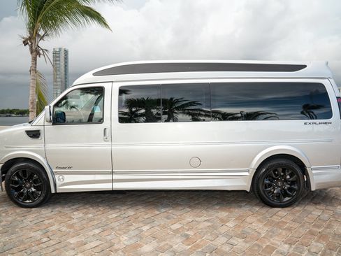 Used 2022 GMC Savana 2500 Extended RWD image 9