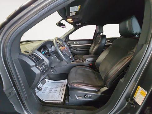 Used 2018 Ford Explorer XLT w/ Equipment Group 202A AWD/4WD image 11